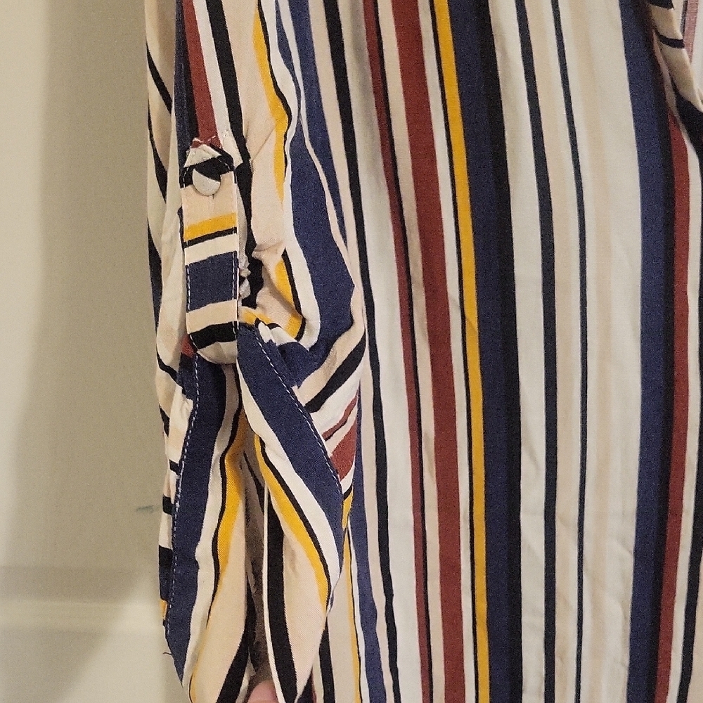 Torrid Sz1 Striped Blouse with V-Neck, 3/4 rollup sleeve. Pleated chest - Picture 4 of 5